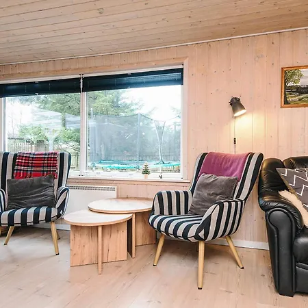 10 Person In Oksbol-by Traum